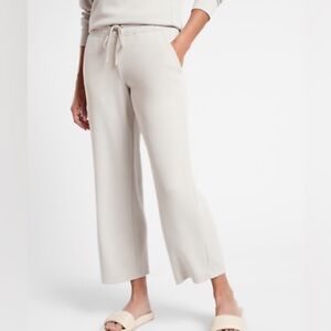 Athleta Seasoft straight cropped pants Small Tall grey lounge wear ankle pants